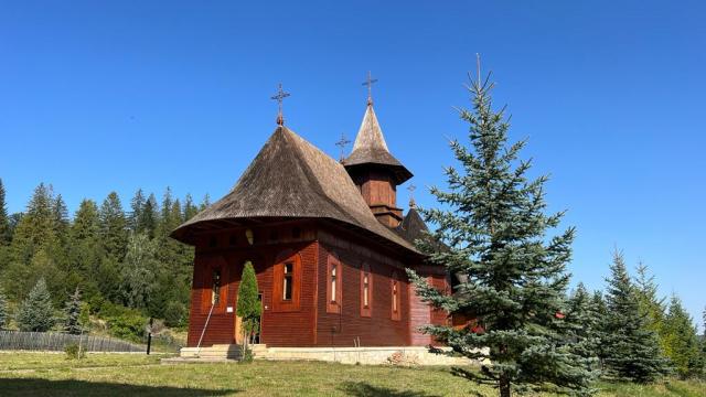 (Foto) Schitul „Înălțarea Sfintei Cruci”, Poiana lui Ioan – testamentul spiritual al Părintelui Paisie Olaru