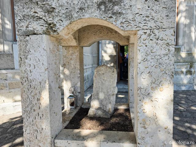 Crucile tămăduitoare de la Mănăstirea Dervent