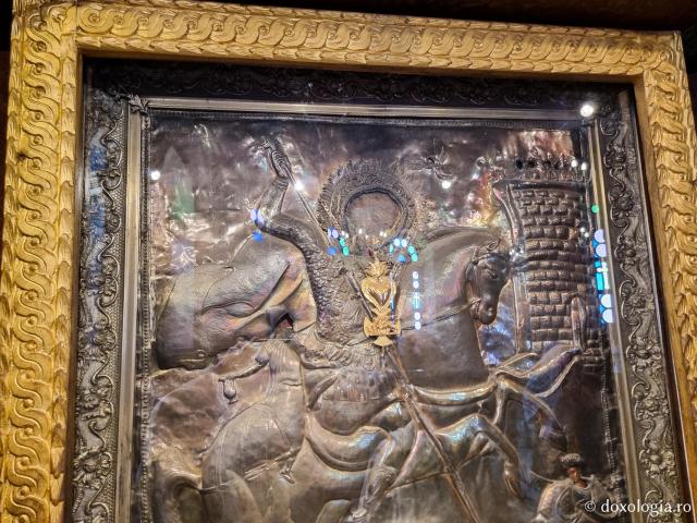Icoana făcătoare de minuni a Sfântului Mare Mucenic Gheorghe din biserica ortodoxă greacă din CairoIcoana făcătoare de minuni a Sfântului Mare Mucenic Gheorghe din biserica ortodoxă greacă din Cairo