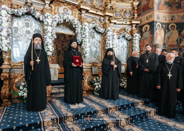 Slujba de ipopsifiere a Părintelui Arhimandrit Teofil Anăstăsoaie, Episcop-vicar ales al Arhiepiscopiei Romanului și Bacăului/ sursa foto: eprb.ro Slujba de ipopsifiere a Părintelui Arhimandrit Teofil Anăstăsoaie, Episcop-vicar ales al Arhiepiscopiei Romanului și Bacăului