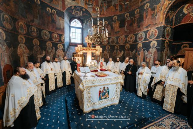 Slujba de ipopsifiere a Părintelui Arhimandrit Teofil Anăstăsoaie, Episcop-vicar ales al Arhiepiscopiei Romanului și Bacăului/ sursa foto: eprb.ro Slujba de ipopsifiere a Părintelui Arhimandrit Teofil Anăstăsoaie, Episcop-vicar ales al Arhiepiscopiei Romanului și Bacăului