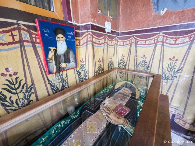 Osemintele Arhimandritului Elefterie Mihail, primul stareț al Mănăstirii Dervent
