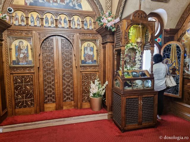 Închinare la moaștele Sfântului Mare Mucenic Mercurie