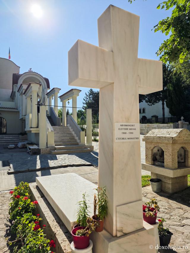 Mormântul Arhimandritului Elefterie Mihail, primul stareț al Mănăstirii Dervent / Foto: Magda Buftea Mormântul Arhimandritului Elefterie Mihail, primul stareț al Mănăstirii Dervent