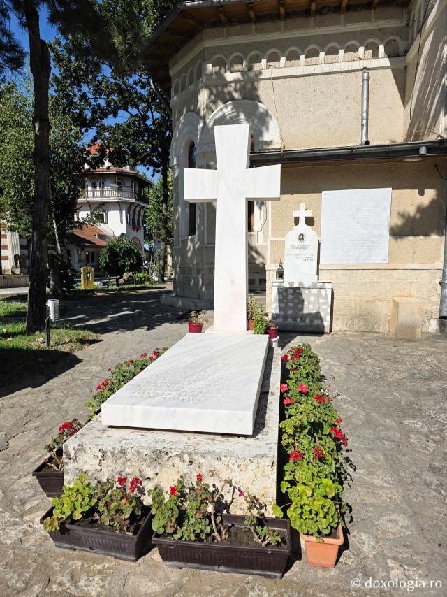 Mormântul Arhimandritului Elefterie Mihail, primul stareț al Mănăstirii Dervent / Foto: Magda Buftea Mormântul Arhimandritului Elefterie Mihail, primul stareț al Mănăstirii Dervent