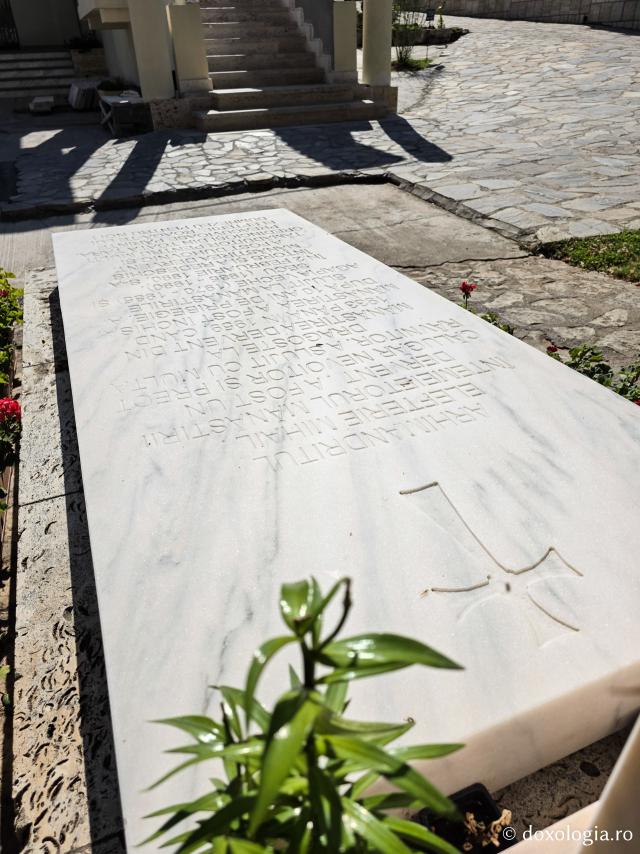 Mormântul Arhimandritului Elefterie Mihail, primul stareț al Mănăstirii Dervent / Foto: Magda Buftea Mormântul Arhimandritului Elefterie Mihail, primul stareț al Mănăstirii Dervent