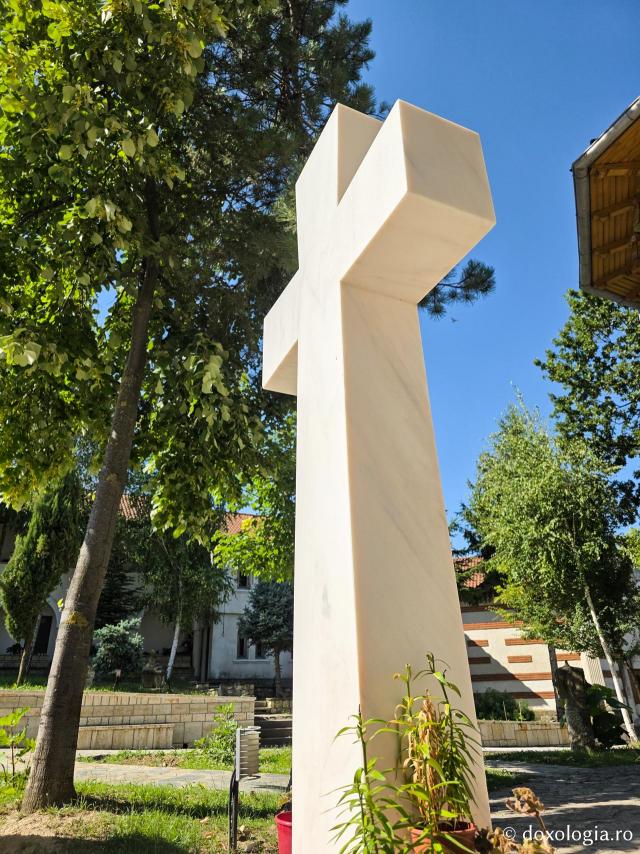 Mormântul Arhimandritului Elefterie Mihail, primul stareț al Mănăstirii Dervent / Foto: Magda Buftea Mormântul Arhimandritului Elefterie Mihail, primul stareț al Mănăstirii Dervent
