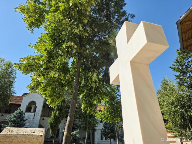 Mormântul Arhimandritului Elefterie Mihail, primul stareț al Mănăstirii Dervent