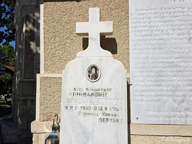 Mormântul Arhimandritului Elefterie Mihail, primul stareț al Mănăstirii Dervent