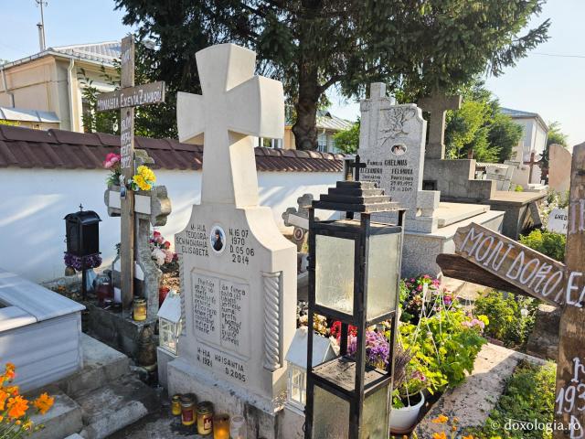 Mormântul Schimonahiei Elisabeta Lazăr, pustnica Giumalăului