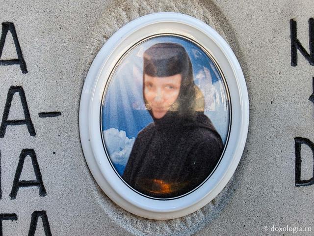 Mormântul Schimonahiei Elisabeta Lazăr, pustnica Giumalăului