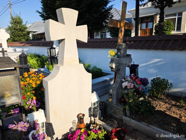 Mormântul Schimonahiei Elisabeta Lazăr, pustnica Giumalăului