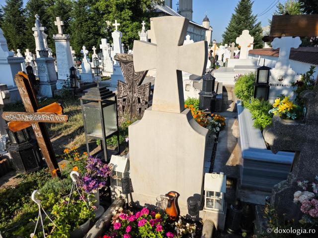 Mormântul Schimonahiei Elisabeta Lazăr, pustnica Giumalăului