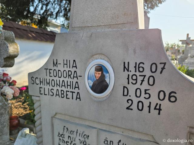 Mormântul Schimonahiei Elisabeta Lazăr, pustnica Giumalăului