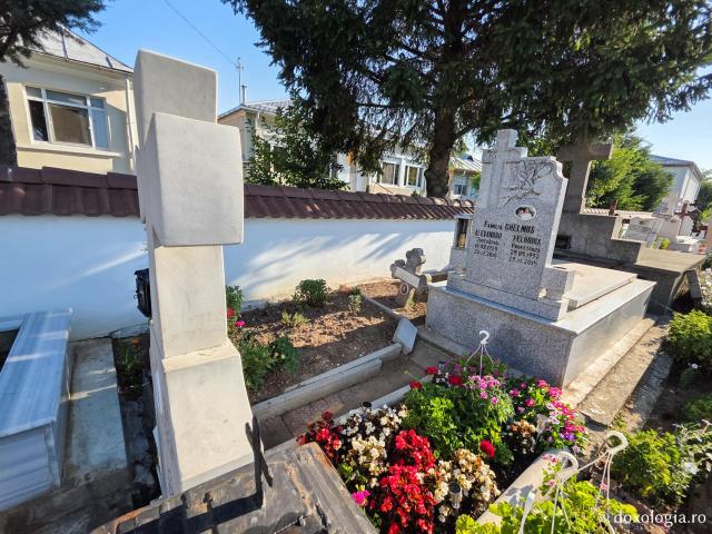Mormântul Schimonahiei Elisabeta Lazăr, pustnica Giumalăului