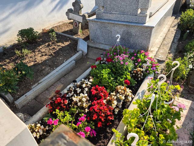Mormântul Schimonahiei Elisabeta Lazăr, pustnica Giumalăului