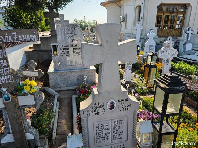 Mormântul Schimonahiei Elisabeta Lazăr, pustnica Giumalăului