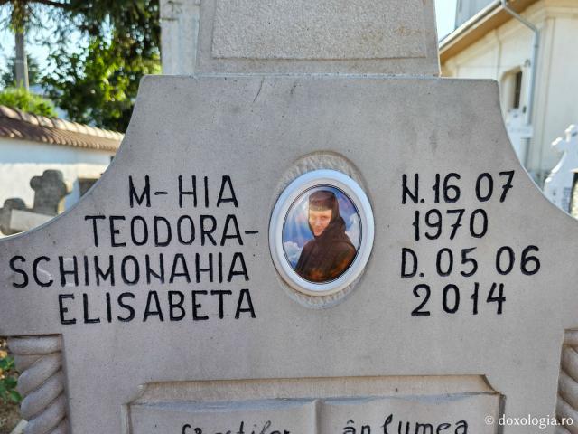 Mormântul Schimonahiei Elisabeta Lazăr, pustnica Giumalăului