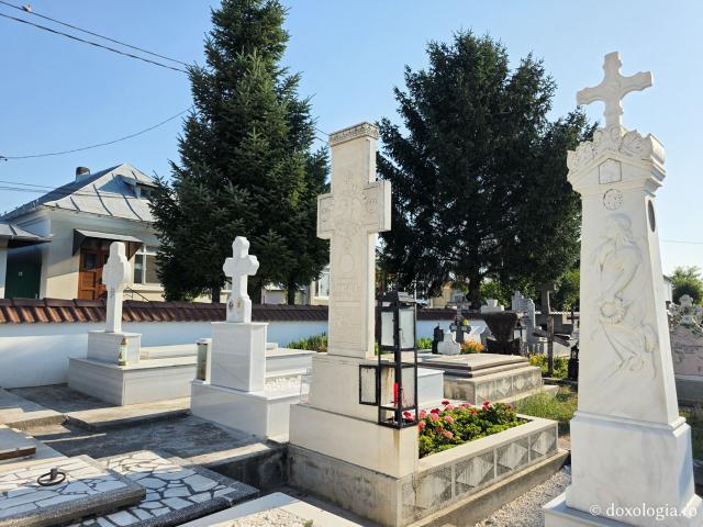 Mormântul Schimonahiei Filofteia Antonescu, mama Sfântului Ierarh Calinic de la Cernica / Foto: Magda Buftea Mormântul Schimonahiei Filofteia Antonescu, mama Sfântului Ierarh Calinic de la Cernica