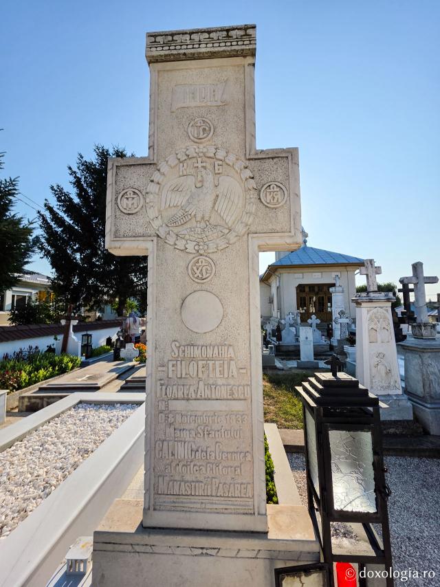 Mormântul Schimonahiei Filofteia Antonescu, mama Sfântului Ierarh Calinic de la Cernica / Foto: Magda Buftea Mormântul Schimonahiei Filofteia Antonescu, mama Sfântului Ierarh Calinic de la Cernica