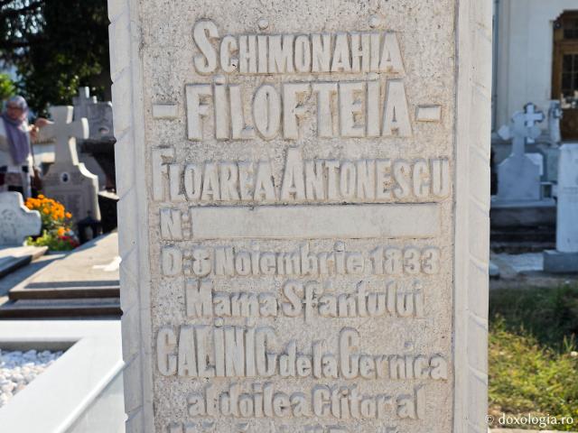 Mormântul Schimonahiei Filofteia Antonescu, mama Sfântului Ierarh Calinic de la Cernica / Foto: Magda Buftea Mormântul Schimonahiei Filofteia Antonescu, mama Sfântului Ierarh Calinic de la Cernica