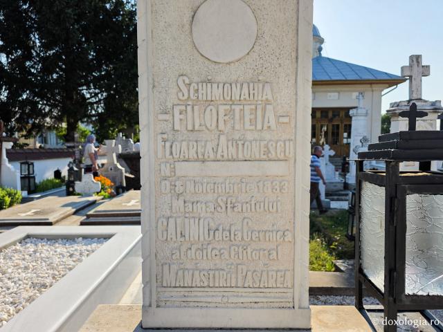 Mormântul Schimonahiei Filofteia Antonescu, mama Sfântului Ierarh Calinic de la Cernica / Foto: Magda Buftea Mormântul Schimonahiei Filofteia Antonescu, mama Sfântului Ierarh Calinic de la Cernica