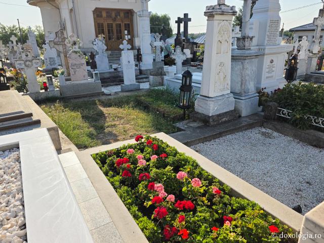 Mormântul Schimonahiei Filofteia Antonescu, mama Sfântului Ierarh Calinic de la Cernica / Foto: Magda Buftea Mormântul Schimonahiei Filofteia Antonescu, mama Sfântului Ierarh Calinic de la Cernica
