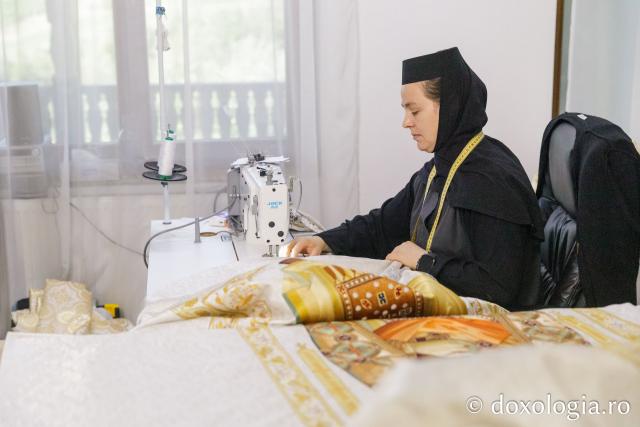Veșmânt brodat pentru Sfântul Cuvios Serafim cel Răbdător de la Sâmbăta de Sus