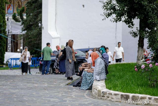 (Foto) Rugăciune și liniște în „Grădina cu sfinți” de la Mănăstirea Sihăstria