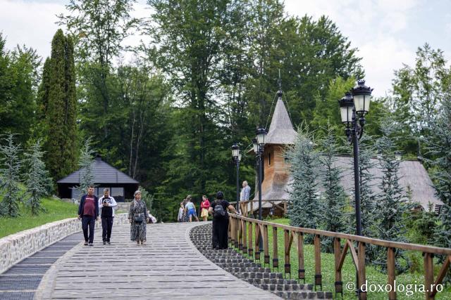 (Foto) Rugăciune și liniște în „Grădina cu sfinți” de la Mănăstirea Sihăstria