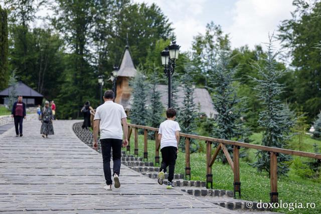 (Foto) Rugăciune și liniște în „Grădina cu sfinți” de la Mănăstirea Sihăstria