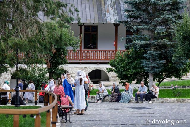 (Foto) Rugăciune și liniște în „Grădina cu sfinți” de la Mănăstirea Sihăstria