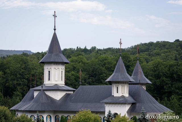 (Foto) Rugăciune și liniște în „Grădina cu sfinți” de la Mănăstirea Sihăstria
