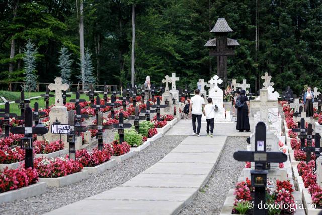 (Foto) Rugăciune și liniște în „Grădina cu sfinți” de la Mănăstirea Sihăstria