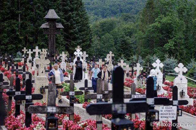(Foto) Rugăciune și liniște în „Grădina cu sfinți” de la Mănăstirea Sihăstria