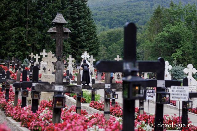 (Foto) Rugăciune și liniște în „Grădina cu sfinți” de la Mănăstirea Sihăstria
