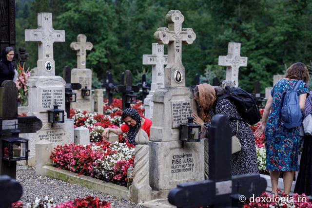 (Foto) Rugăciune și liniște în „Grădina cu sfinți” de la Mănăstirea Sihăstria
