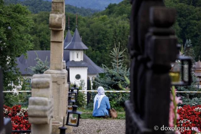 (Foto) Rugăciune și liniște în „Grădina cu sfinți” de la Mănăstirea Sihăstria