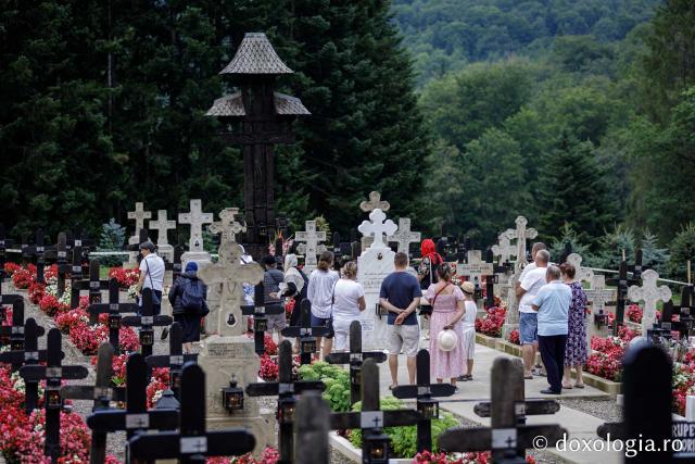 (Foto) Rugăciune și liniște în „Grădina cu sfinți” de la Mănăstirea Sihăstria