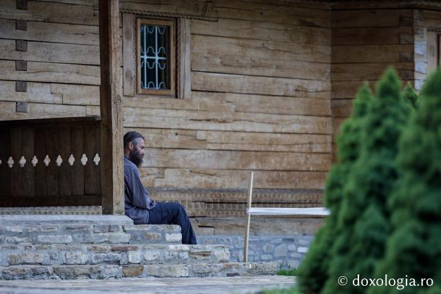 (Foto) Rugăciune și liniște în „Grădina cu sfinți” de la Mănăstirea Sihăstria
