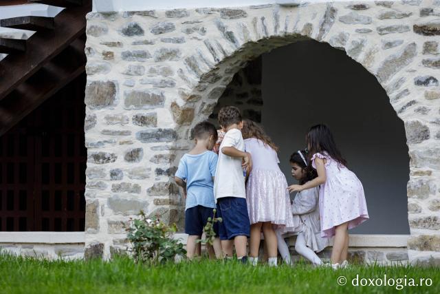 (Foto) Rugăciune și liniște în „Grădina cu sfinți” de la Mănăstirea Sihăstria