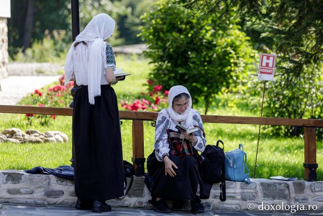 Zile de bucurie la Mănăstirea Sihăstria – chipuri în rugăciune la Sărbătoarea Schimbării la Față / Foto: Oana Nechifor Zile de bucurie la Mănăstirea Sihăstria – chipuri în rugăciune la Sărbătoarea Schimbării la Față