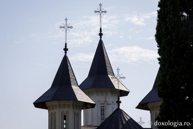 Zile de bucurie la Mănăstirea Sihăstria – chipuri în rugăciune la Sărbătoarea Schimbării la Față / Foto: Oana Nechifor Zile de bucurie la Mănăstirea Sihăstria – chipuri în rugăciune la Sărbătoarea Schimbării la Față