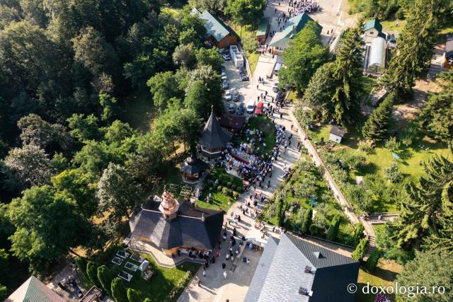 (Foto) Sărbătoarea Schimbării la Față a Domnului – hram la Mănăstirea Sihla