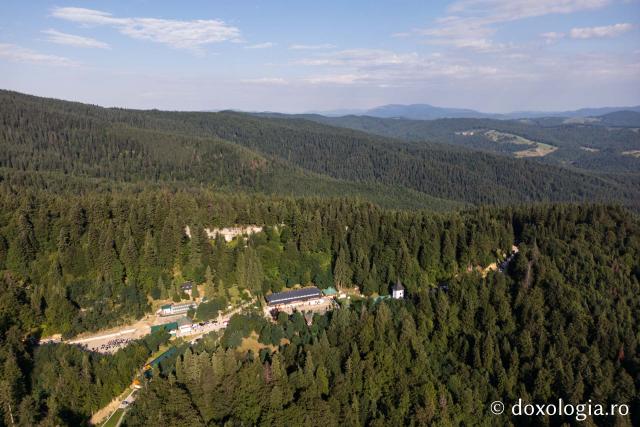 (Foto) Sărbătoarea Schimbării la Față a Domnului – hram la Mănăstirea Sihla