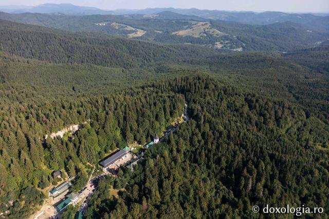 (Foto) Sărbătoarea Schimbării la Față a Domnului – hram la Mănăstirea Sihla