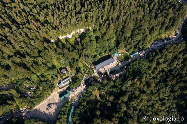 (Foto) Sărbătoarea Schimbării la Față a Domnului – hram la Mănăstirea Sihla
