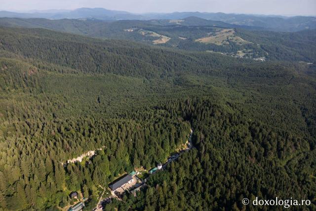 (Foto) Sărbătoarea Schimbării la Față a Domnului – hram la Mănăstirea Sihla