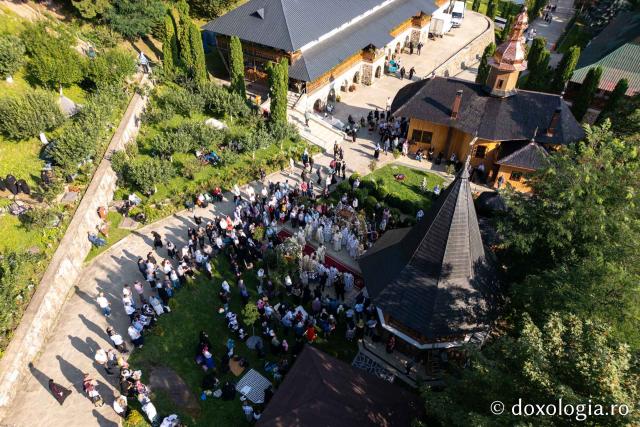 (Foto) Sărbătoarea Schimbării la Față a Domnului – hram la Mănăstirea Sihla