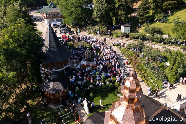 (Foto) Sărbătoarea Schimbării la Față a Domnului – hram la Mănăstirea Sihla
